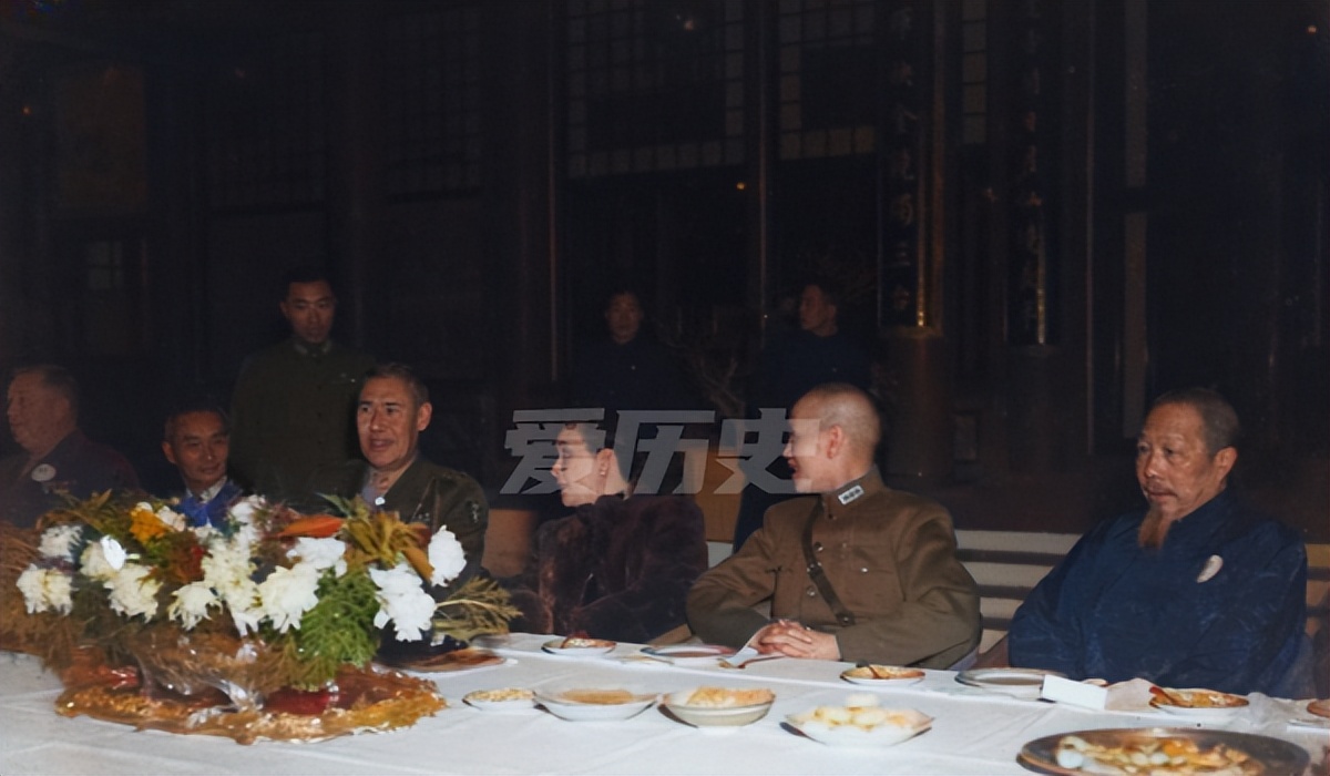 1945年蒋介石在怀仁堂举行茶话会 谎称要和平 号召举报官员贪腐