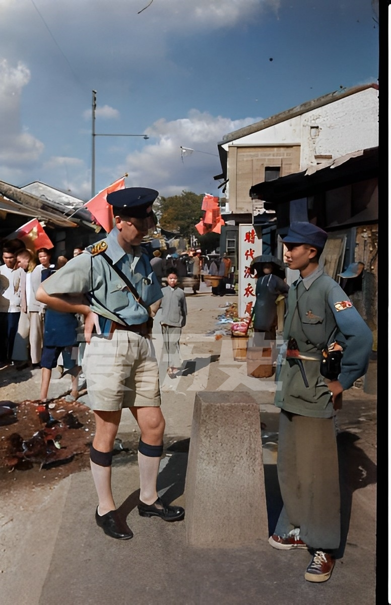 1949年刚解放时的中英街 穿球鞋插着驳壳枪的小战士霸气对视