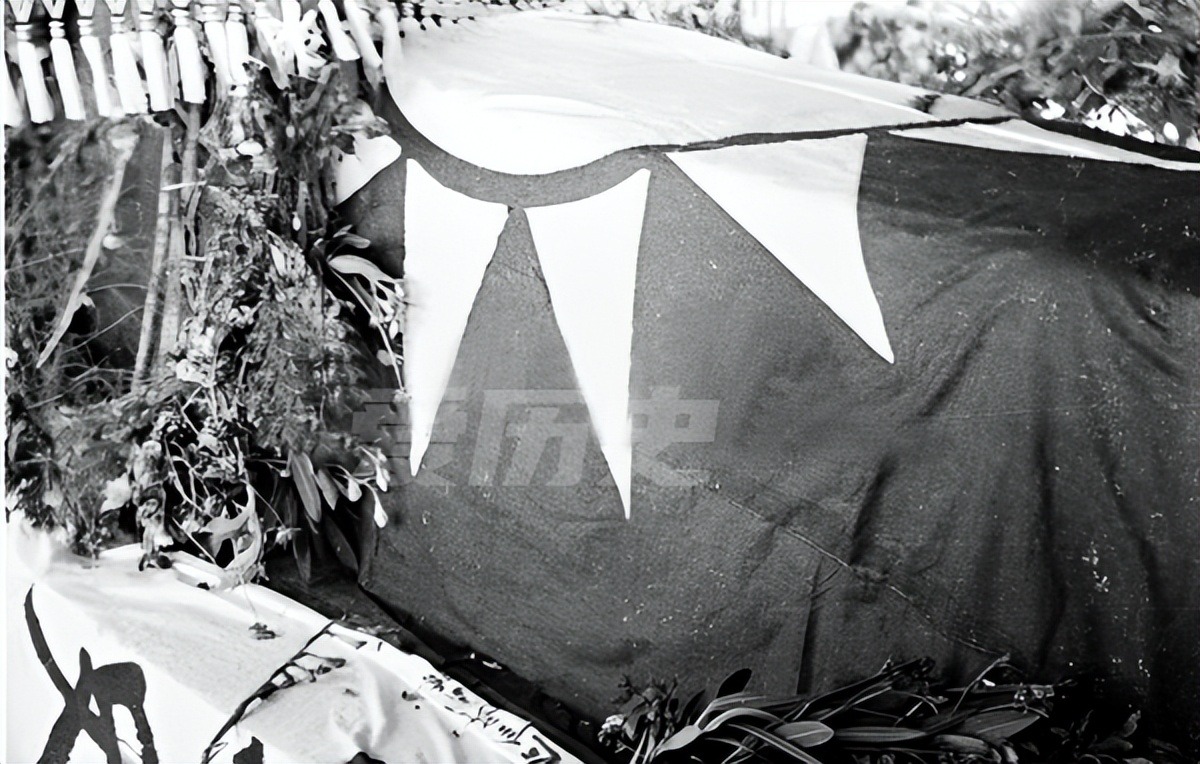 老照片：张自忠将军的隆重国葬 脱帽敬礼送将军最后一程