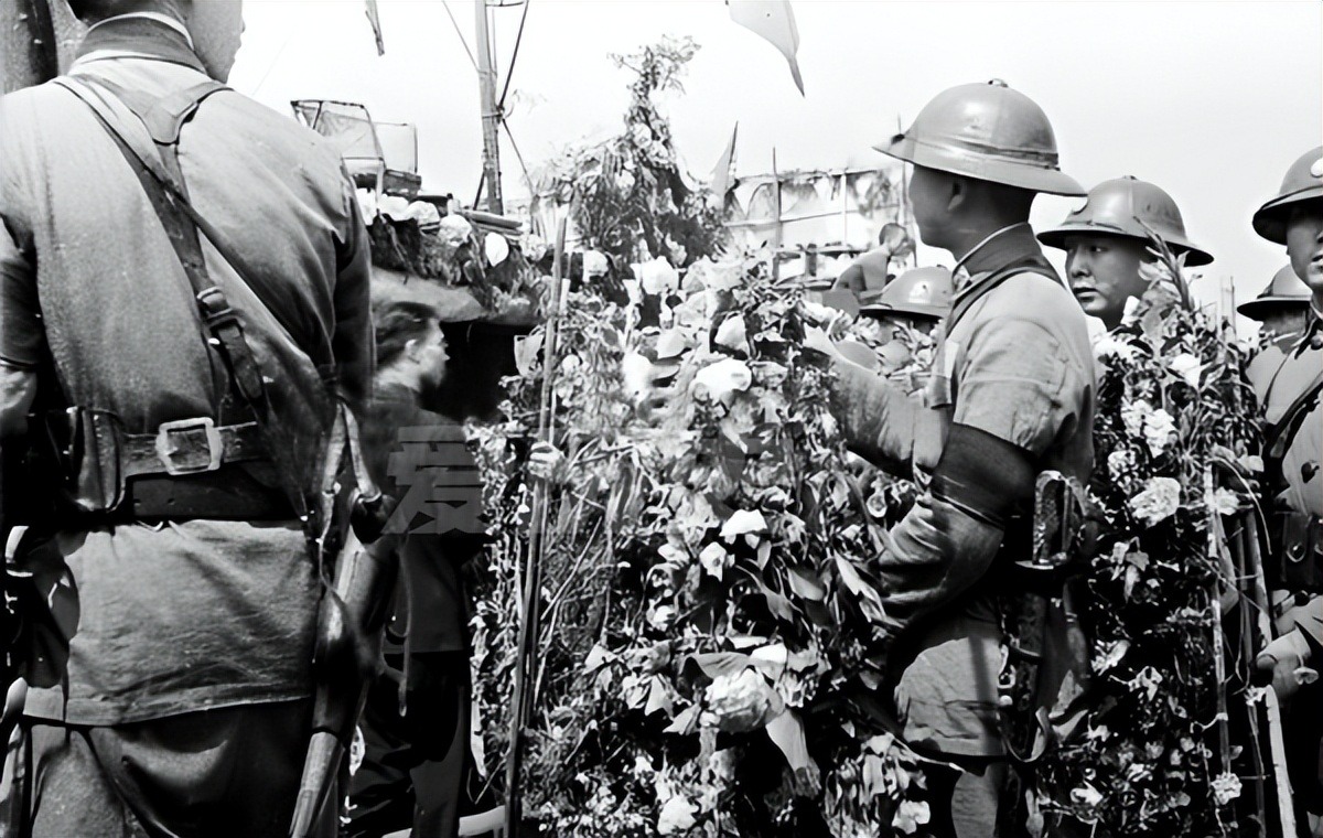 老照片：张自忠将军的隆重国葬 脱帽敬礼送将军最后一程