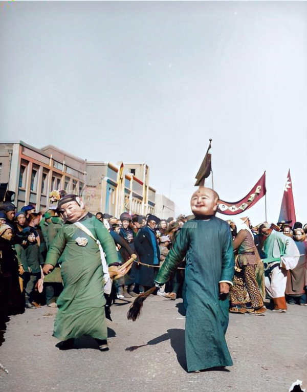 老照片：张家口解放后的第一个春节 王昆陈强为大家表演扭秧歌
