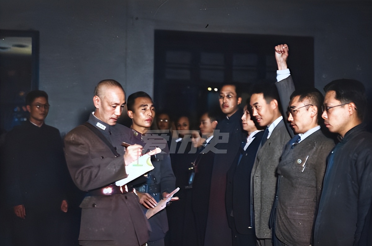 1945年蒋介石在怀仁堂举行茶话会 谎称要和平 号召举报官员贪腐