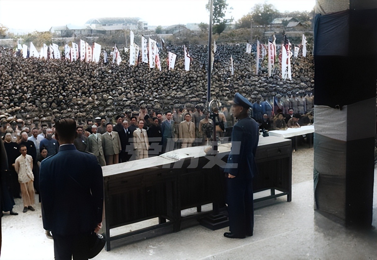 老照片：抗战胜利后蒋介石飞抵南昌 万民大会欢迎 祭拜北伐纪忠塔