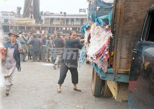 旧上海码头聚众哄抢棉花全过程 工人挥舞棍棒也无法阻止