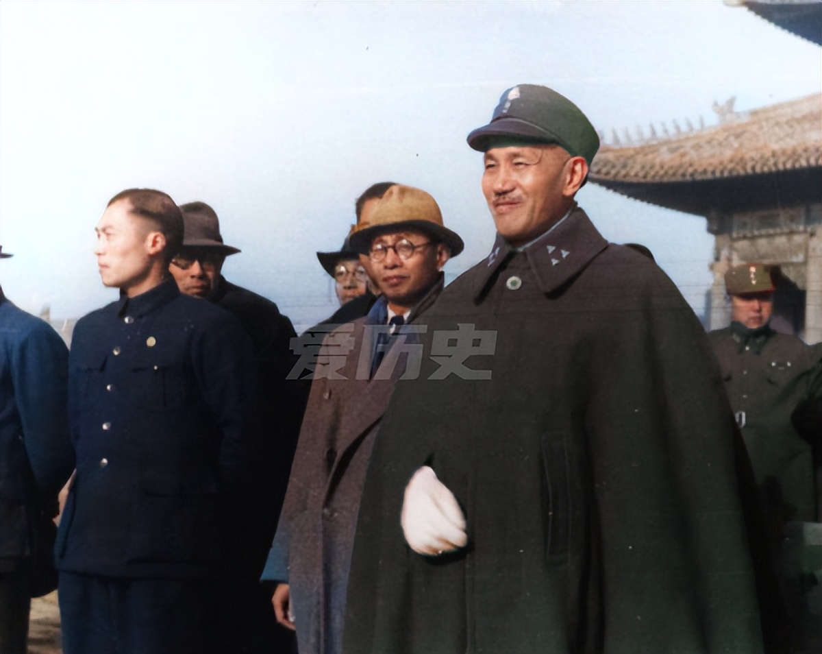 1945年蒋介石在故宫向青年讲话 被疯狂追逐崇拜 其内心极度舒爽